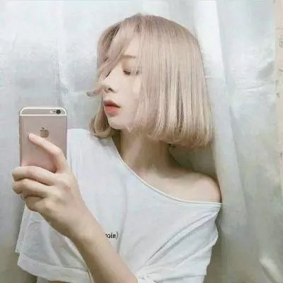 九顶假发的女孩